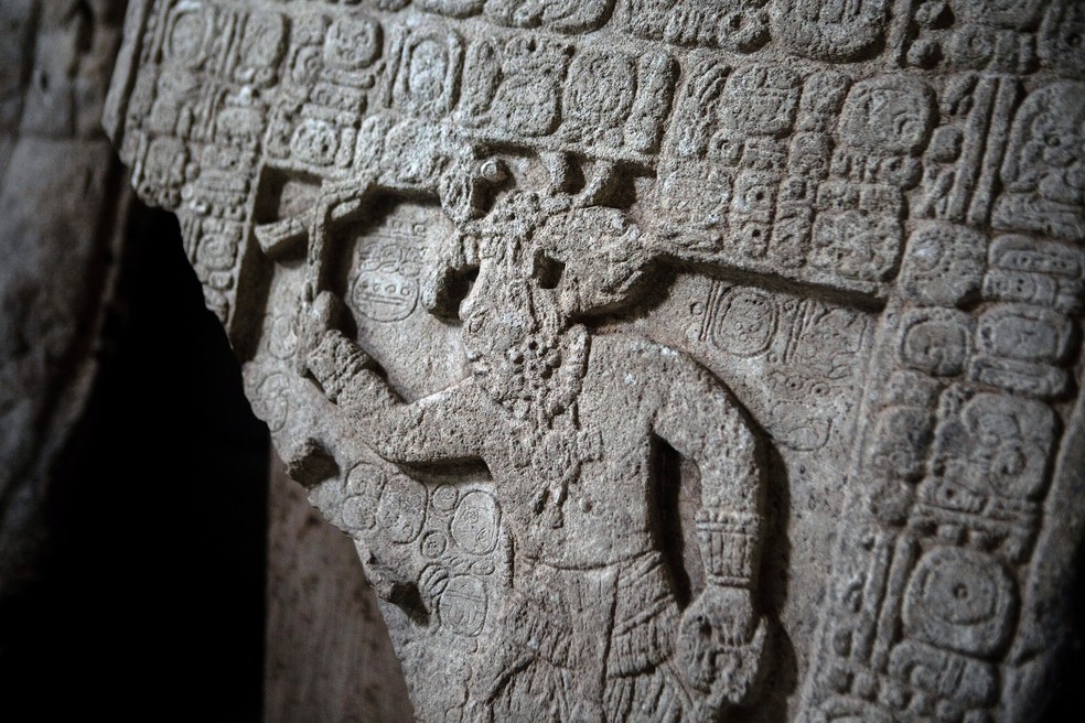 Painel com imagem de K'ab Kante', antigo rei de Sak Tz'i, encontrado no México — Foto: Meghan Dhaliwal/The New York Times