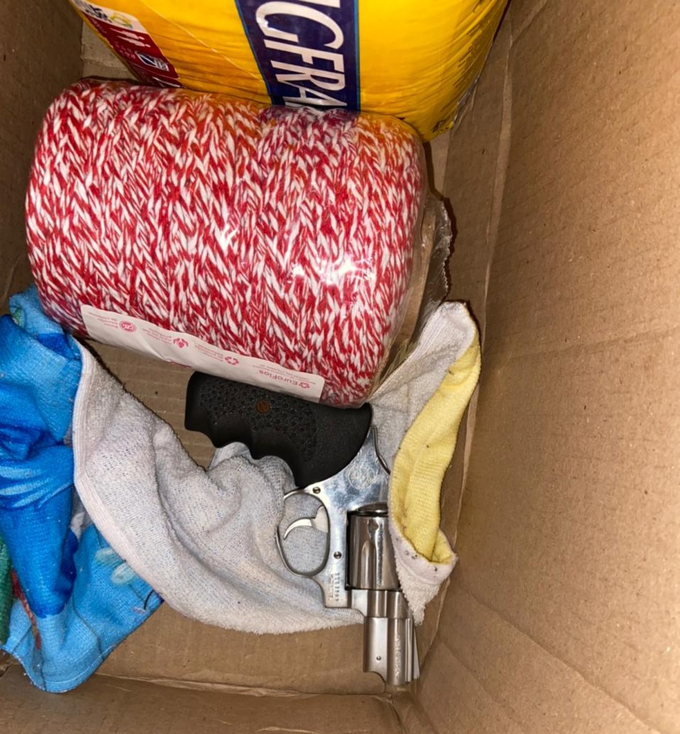 Polícia encontra arma de fogo durante operação contra facção criminosa, no DF — Foto: PCDF/Divulgação