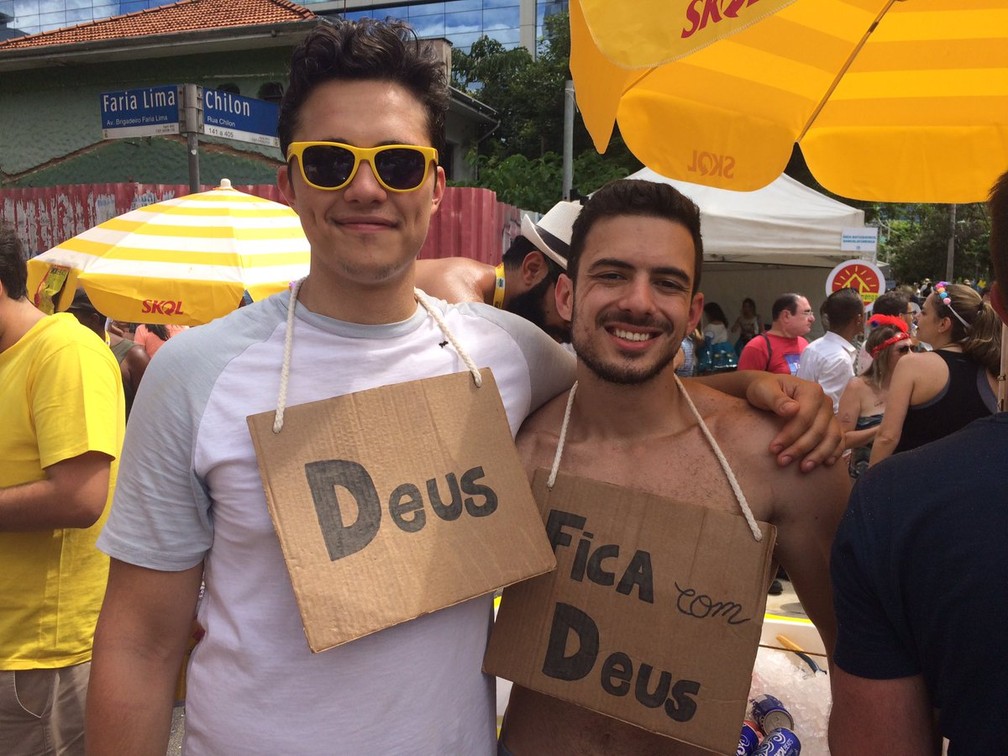 Plaquinhas De Carnaval Folioes Usam Legendas Para Explicar Fantasias Carnaval 2019 Em Sao Paulo G1 Emojis e frases engraçadas costumam ser comuns entre os modelos em plástico. plaquinhas de carnaval folioes usam