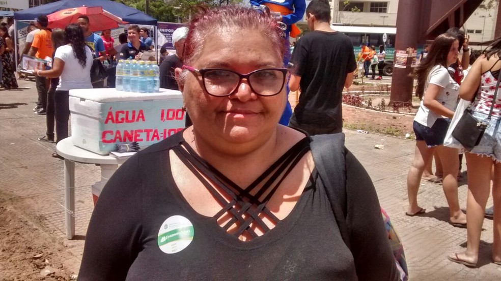 Cláudia Nunes dos Santos, 50 anos, trabalha vendendo bombons e tenta Enem pela segunda vez (Foto: Gioras Xerez/G1)