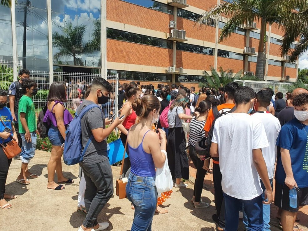 Na capital acreana, estudantes chegam cedo para não perder horário de fechamento dos portões. — Foto: Iryá Rodrigues/g1