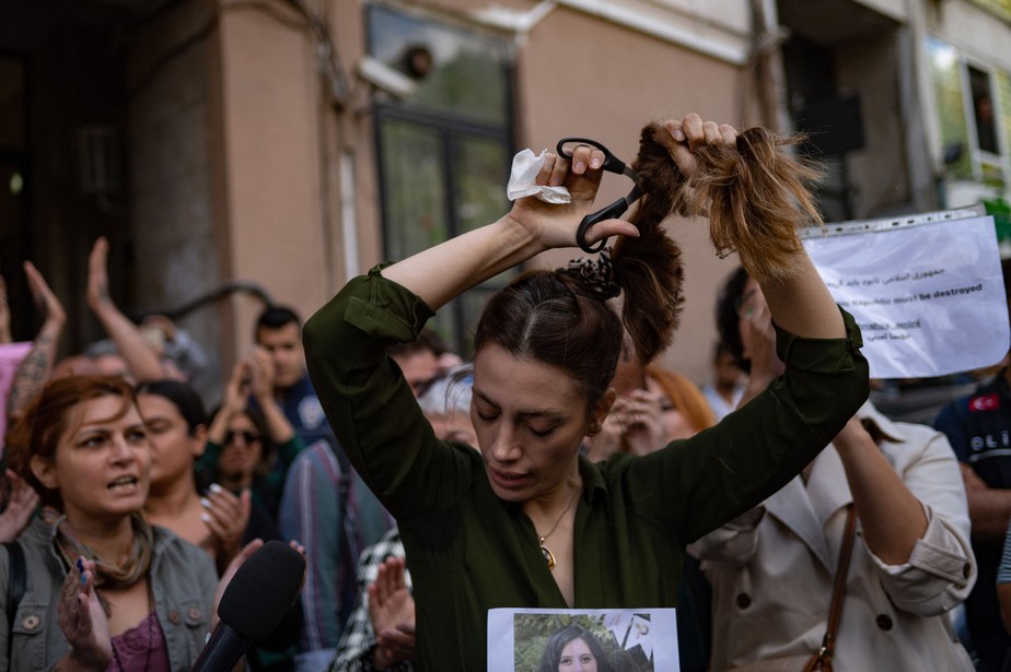 Iranianas ao redor do mundo queimaram véus e cortaram seus cabelos em protesto contra a morte de Mahsa Amini