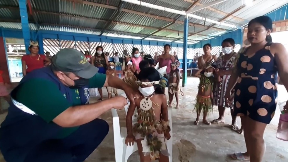 Vacinadores percorrem aldeias da Amazônia para imunizar crianças de 5 a 11 anos. — Foto: Rôney Elias/Rede Amazônica