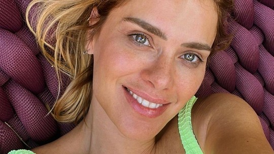 Carolina Dieckmann posta selfie sem maquiagem e fãs elogiam: 'A mais linda'