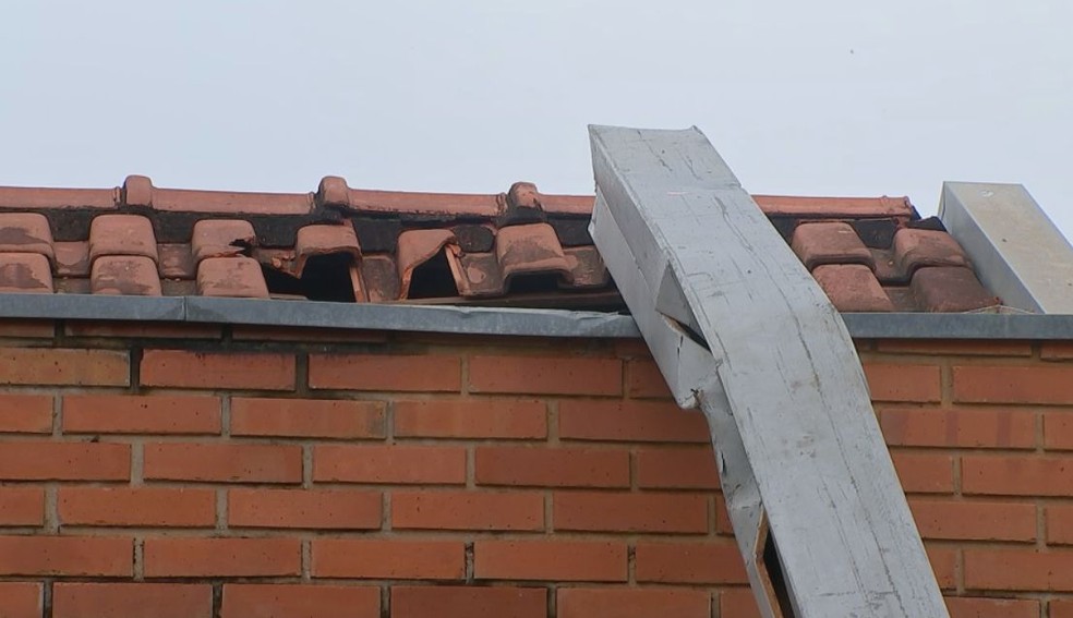 Estrutura da festa atingiu o telhado de uma casa em Pirajuí  — Foto: Willian Silva/ TV TEM 