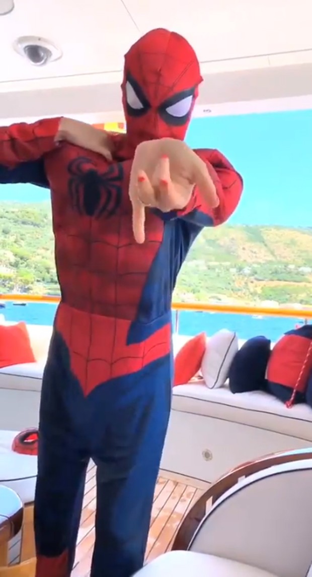Thalía curte passeio de barco vestida como 'Homem Aranha' - Quem | QUEM News