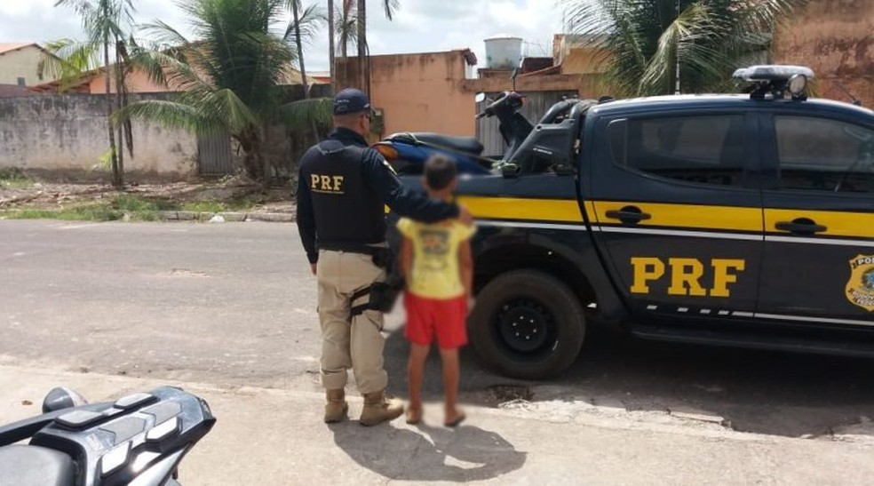 Menino de 11 anos Ã© flagrado pilotando moto na BR 010 sem capacete e de sandÃ¡lias no ParÃ¡ (Foto: PRF)