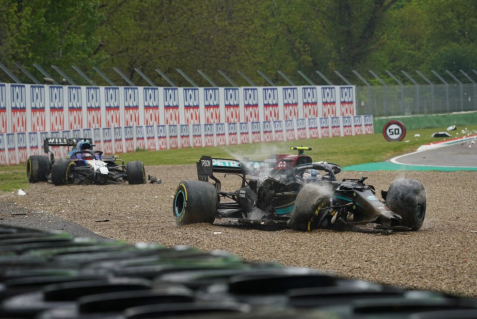 George Russell e Valtteri Bottas no GP da Emilia-Romagna de 2021 — Foto: Hasan Bratic/picture alliance via Getty Images
