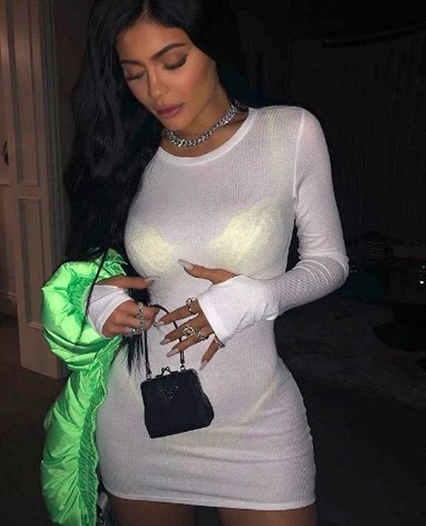 Kylie Jenner levanta rumores de gravidez ao postar foto ...