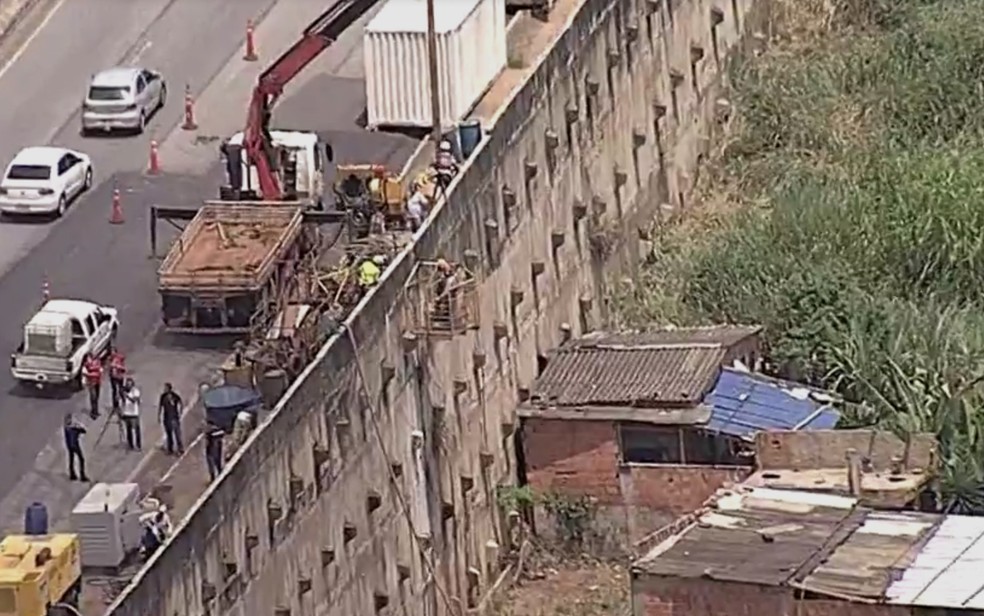 Muro de contenção na BR-356 ameaça casas no Morro do Papagaio, em BH (Foto: Reprodução/TV Globo)