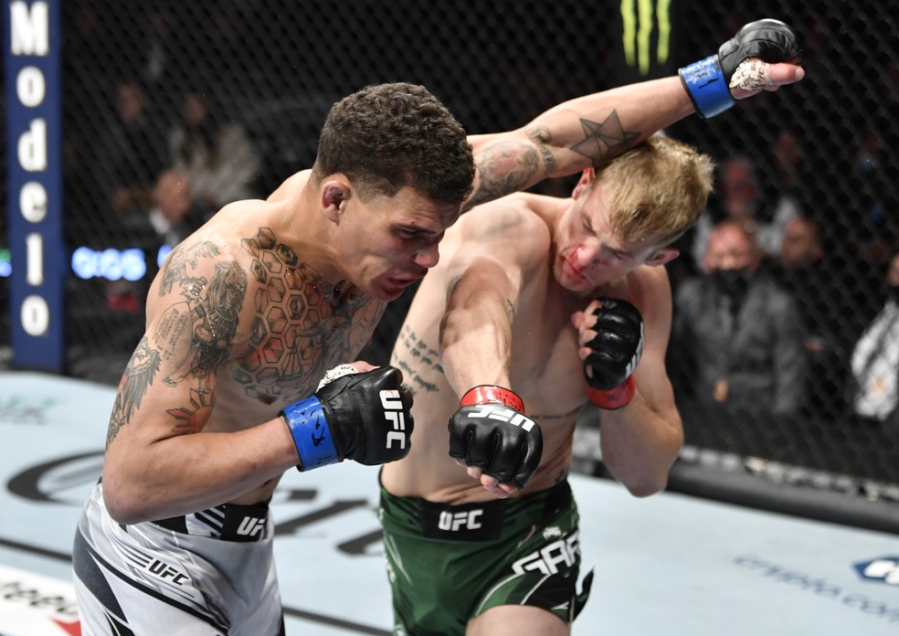 Ian Garry acerta o cruzado que nocauteou Jordan Williams no UFC 268 — Foto: Getty Images