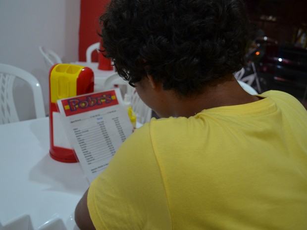 Cardápio com sanduíches com nomes inusitados atrai clientes (Foto: Aline Paiva/G1)