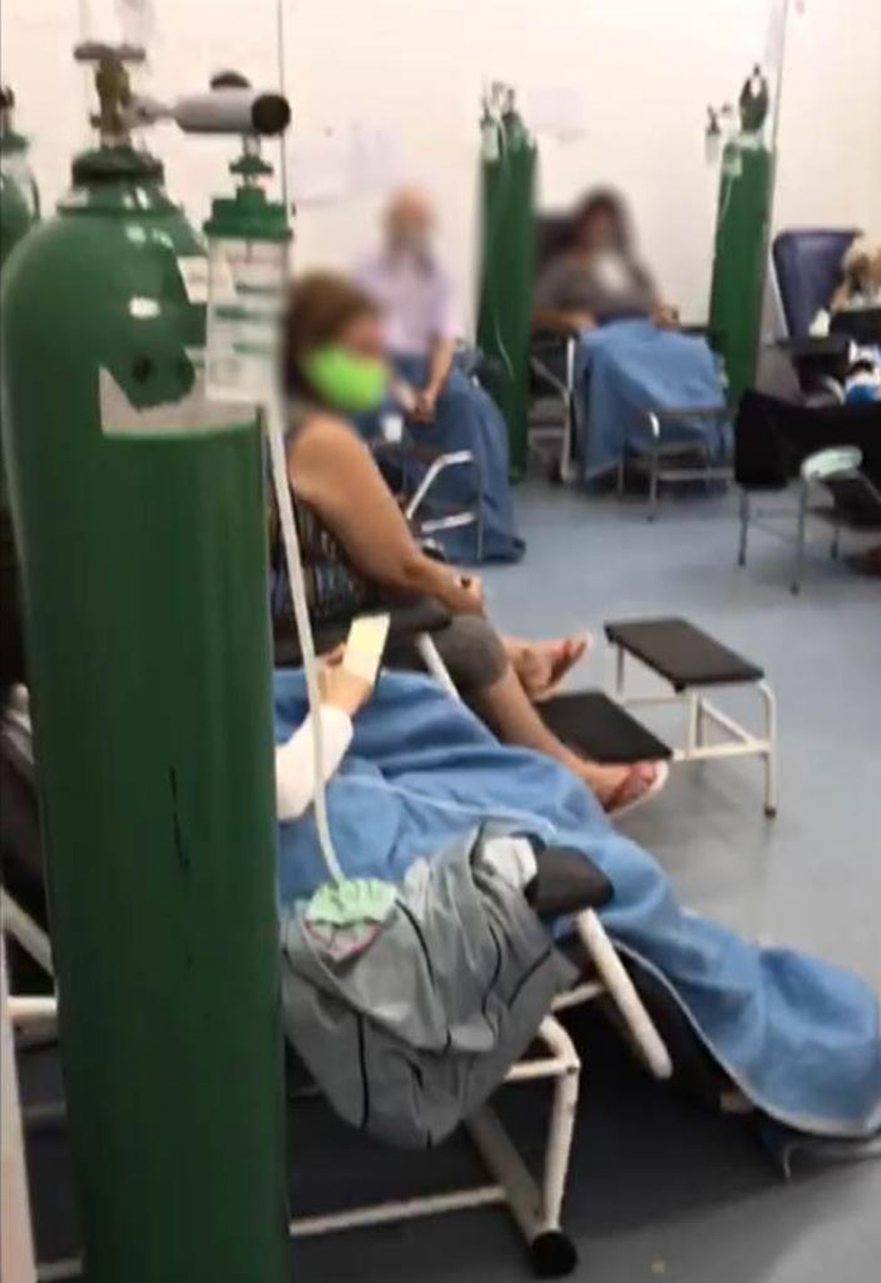 Pacientes da Covid-19 são atendidos em poltronas na UPA de Chapecó — Foto: Reprodução/MPF