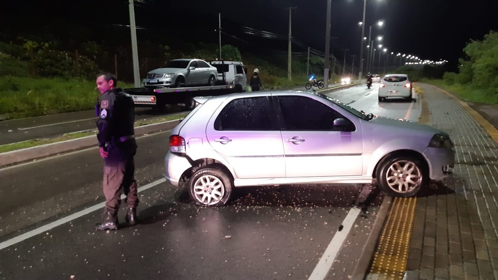 Carro foi atingido na traseira e parou apenas na calçada — Foto: Sérgio Henrique Santos/Inter TV Cabugi