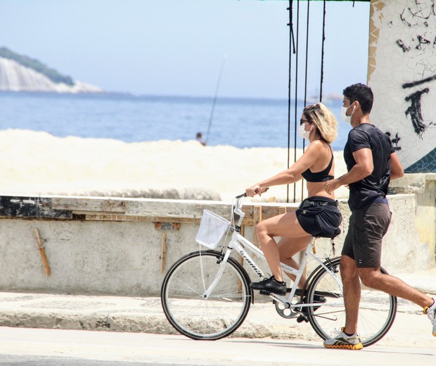 Carol Castro e Bruno Cabrerizo se exercitam juntos na orla do Rio (Foto: Daniel Delmiro/Agnews)