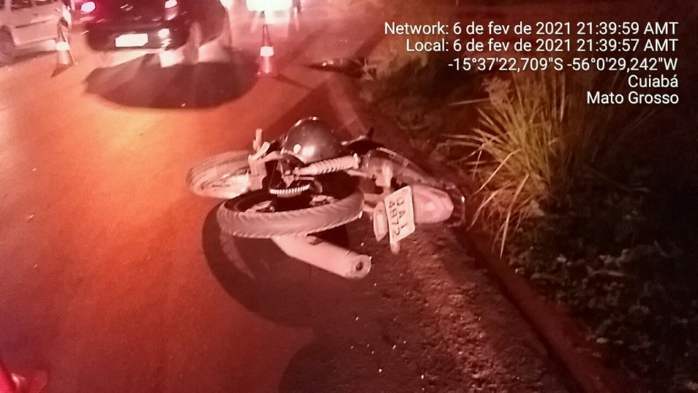 Caminhonete atingiu moto e motorista pegou o corpo da vítima e colocou na carroceria  — Foto: PJC-MT