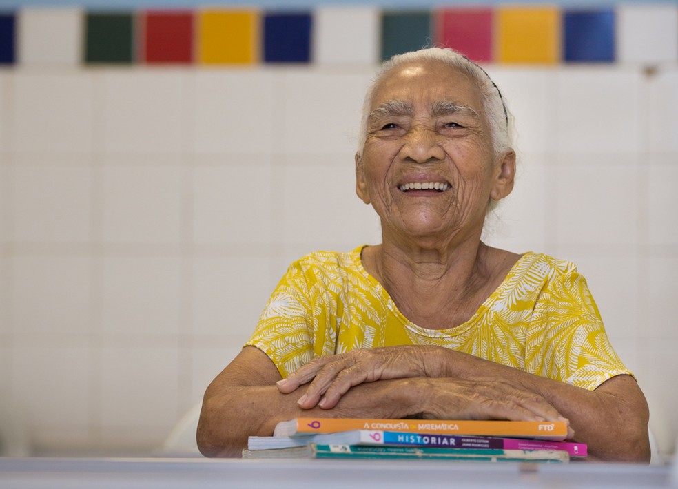 Cearense inicia estudos aos 83 anos, após vida de proibições pelo pai e pelo marido — Foto: Fabiane de Paula