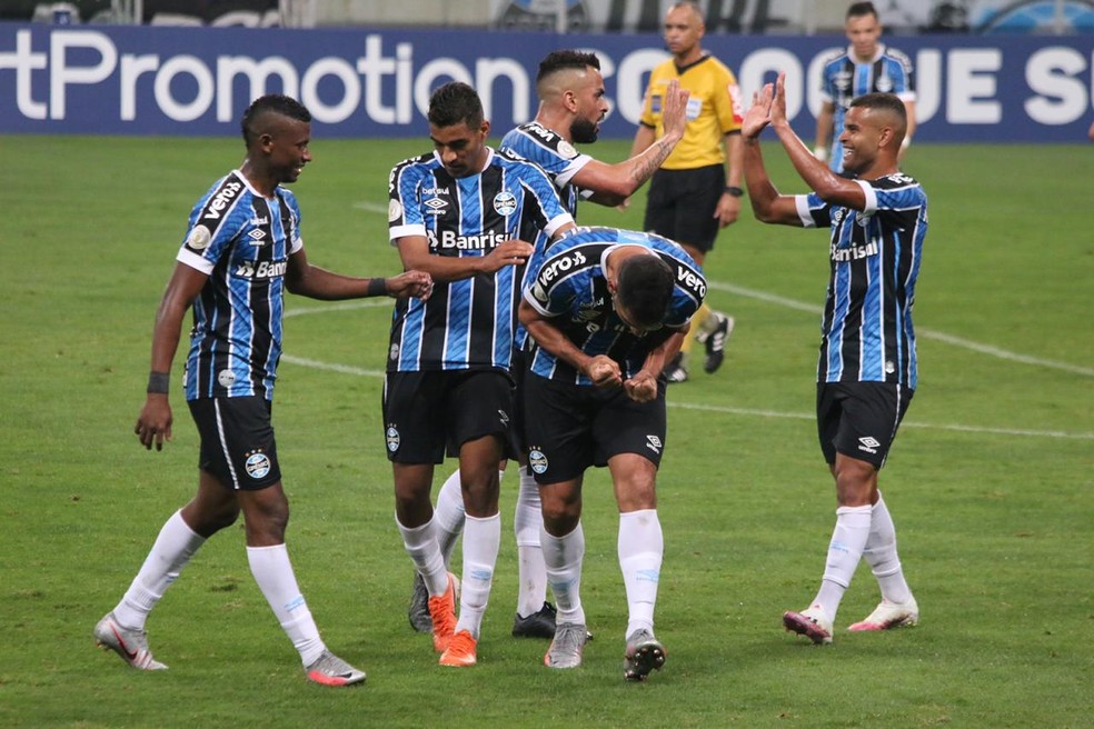 Diego Souza comemora o gol do Grêmio — Foto: Eduardo Moura