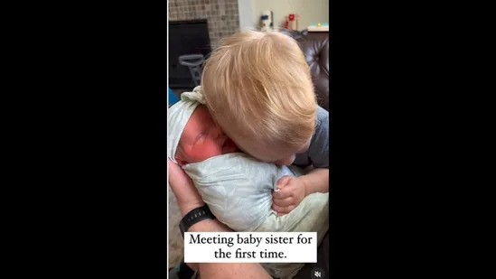 Irmão abraça irmã recém-nascida (Foto: Reprodução/Instagram)