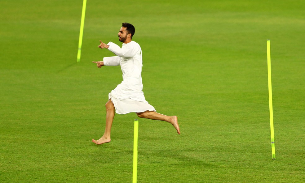 Homem invade o campo em treino da Argentina em Abu Dhabi — Foto: Amr Alfiky/Reuters
