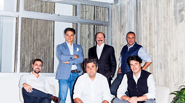 ACESSO Tuca Ramos (sentado, ao centro), ao lado dos outros fundadores da Tem: com o cartão da startup, usuários têm acesso a consultas até 70% mais baratas do que as particulares (Foto: Vítor Jardim)