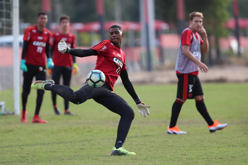 Hugo Souza &eacute; um dos cinco novatos da Sele&ccedil;&atilde;o  (Foto: Gilvan de Souza/Flamengo)