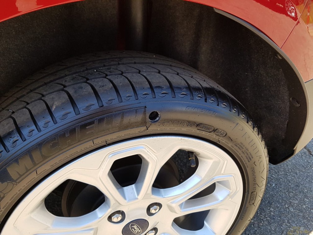 Com tecnologia "Flat Run", pneus do EcoSport podem rodar mesmo furados — Foto: Guilherme Fontana/G1