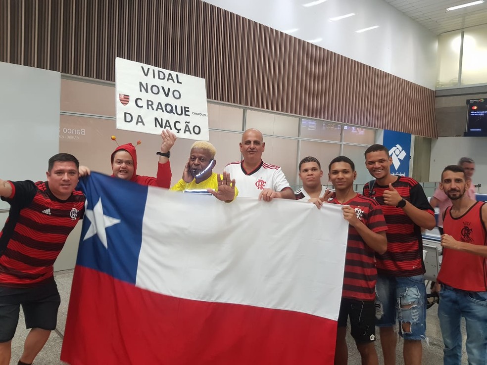 Torcedores aguardam chegada de Vidal no Aeroporto do Galeão, para assinar com o Flamengo — Foto: Fred Huber/ge