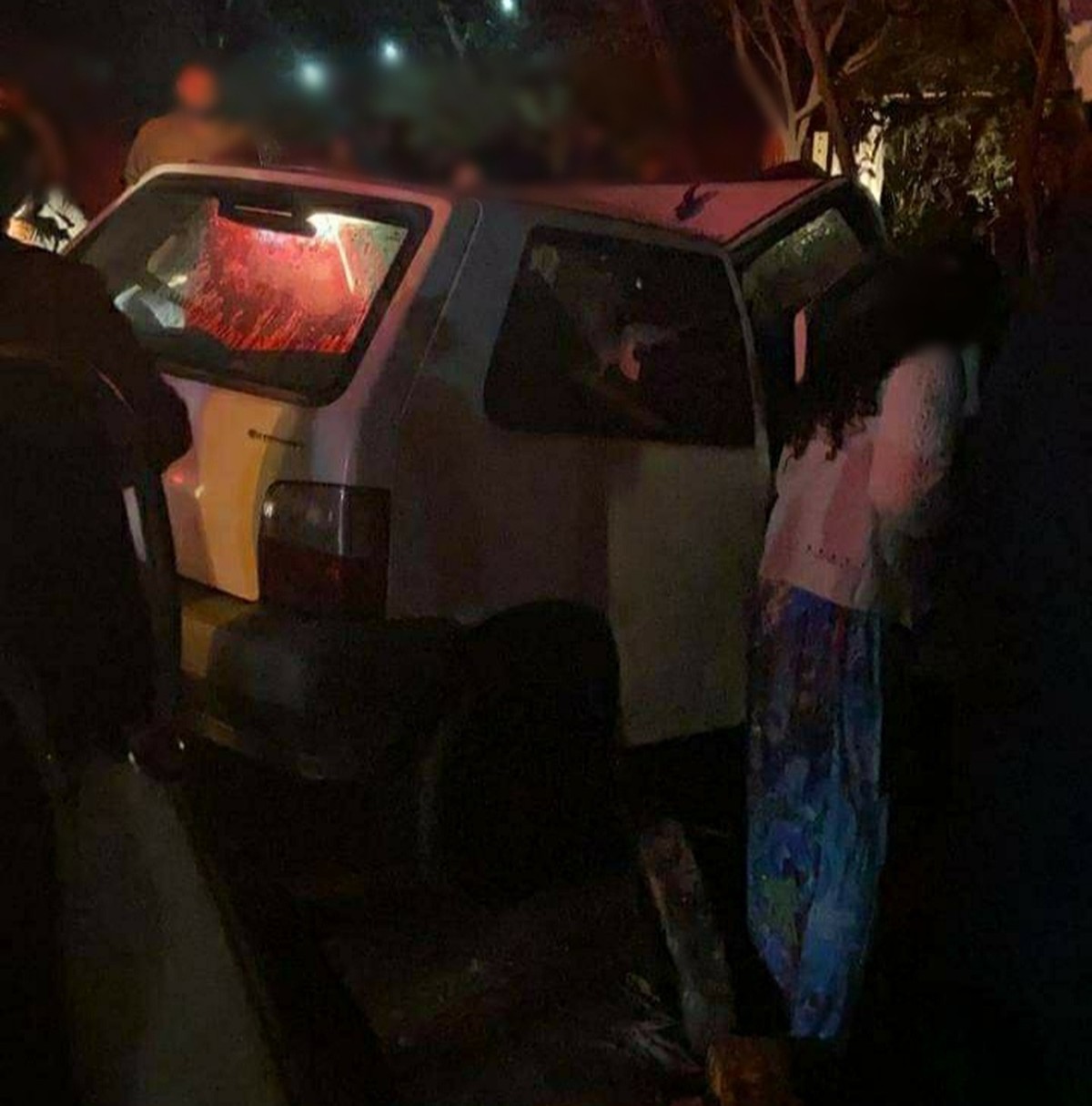 Mulher fica gravemente ferida após carro colidir contra árvore em Paraíba do Sul