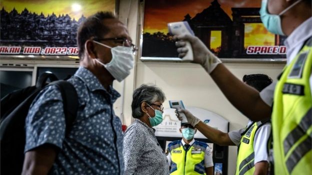 BBC - Triagem de passageiros na Indonésia; apesar de vários países estarem adotando procedimento, ele não é recomendado pela OMS (Foto: ULET IFANSASTI/GETTY IMAGES via BBC)