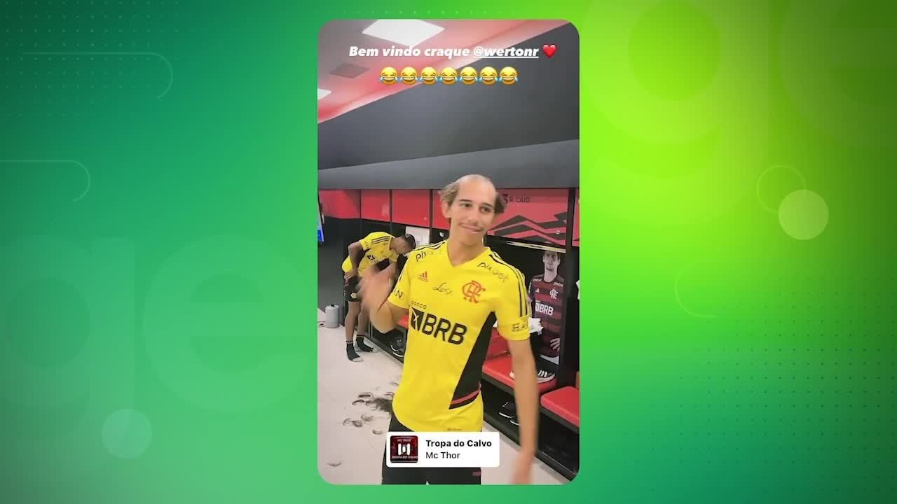 Léo Pereira brinca com Werton após trote no Flamengo