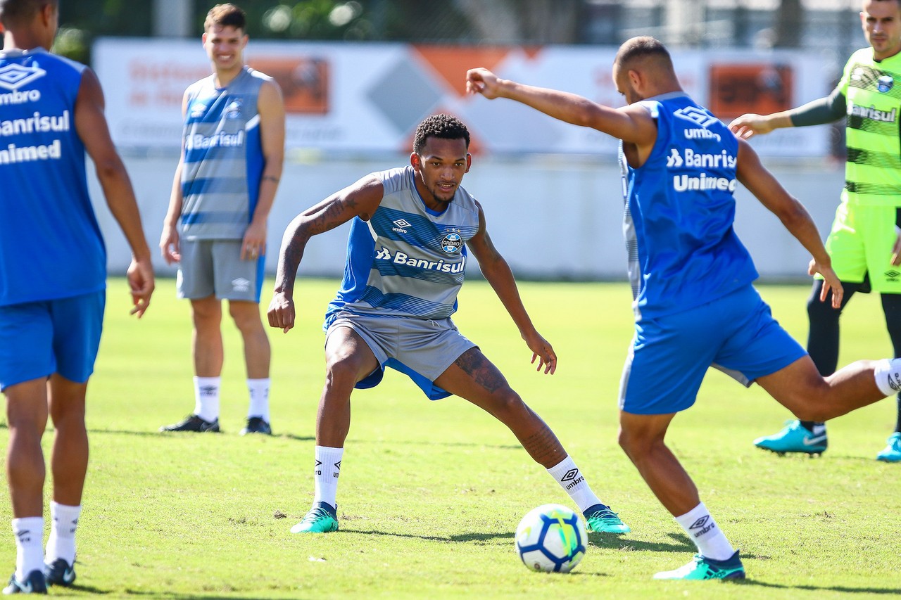 Jailson fica feliz com chance e põe cabeça no lugar em disputa com Arthur e Maicon