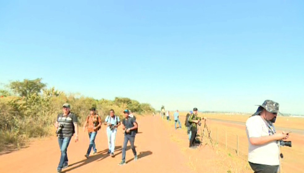 Fotógrafos acompanham chegada da aeronave Beluga, em Viracopos — Foto: Reprodução/EPTV