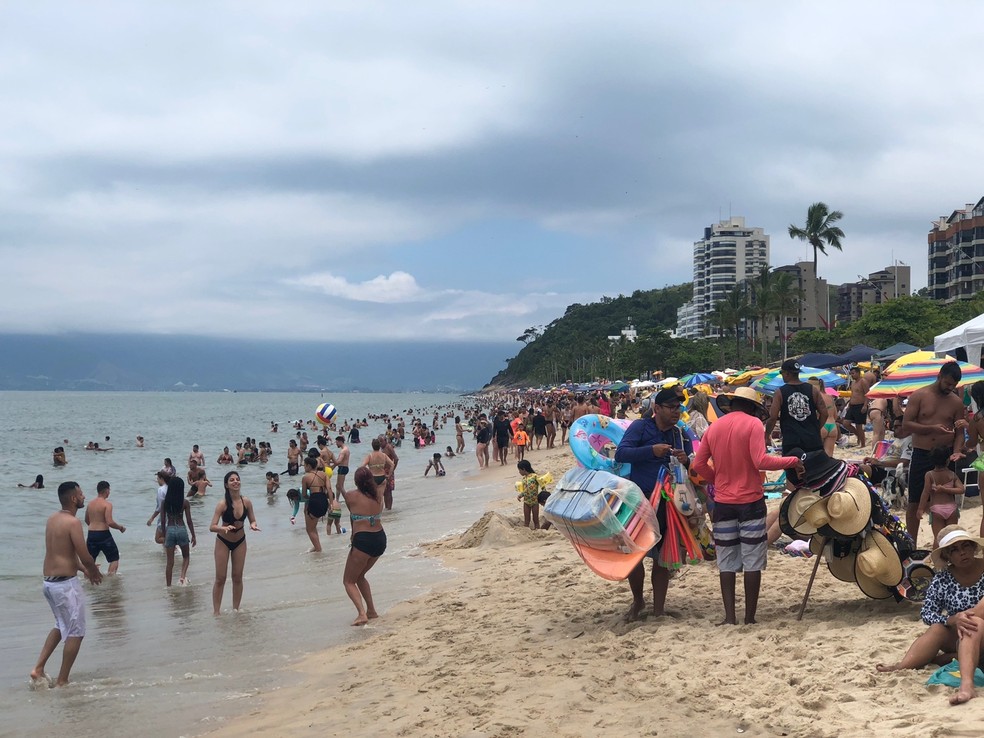 Praia lotada de turistas em Caraguatatuba, no último dia de  2022. — Foto: Bruna Capasciutti/TV Vanguarda