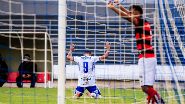 Atacante do CSA, Rodriguinho comemora o gol contra o Vitória