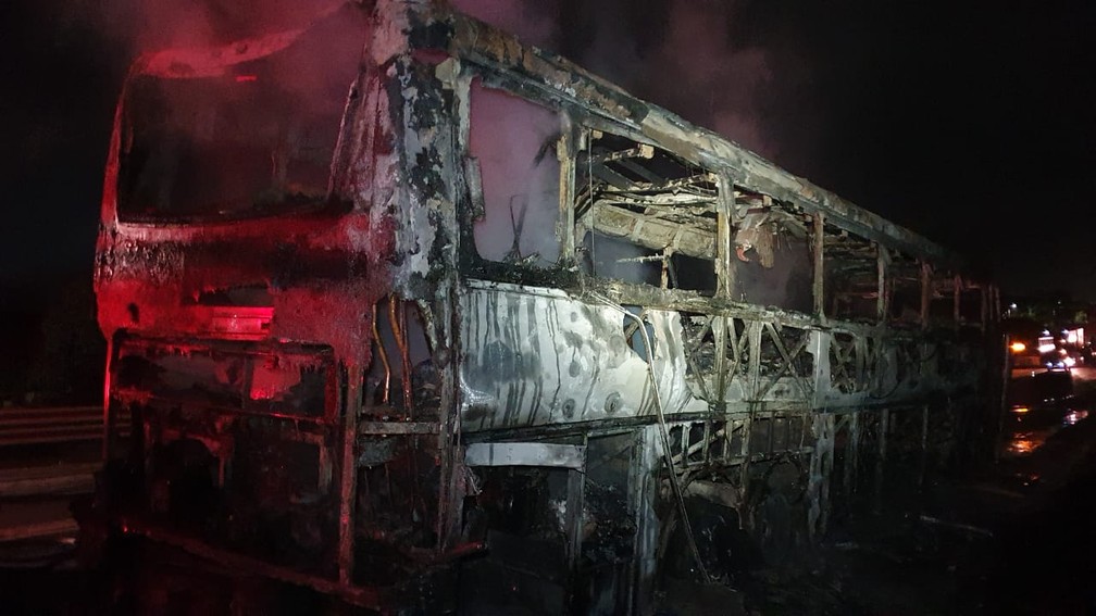 Depois das chamas apagadas, sobrou somente a carcaça do coletivo — Foto: Corpo de Bombeiros/Divulgação