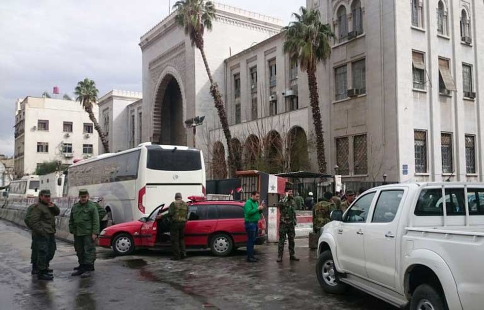Forças de segurança fazem cordão de isolamento perto do antigo Palácio de Justiça de Damasco, onde um homem-bomba provocou a morte de ao menos 25 pessoas  (Foto: AFP)