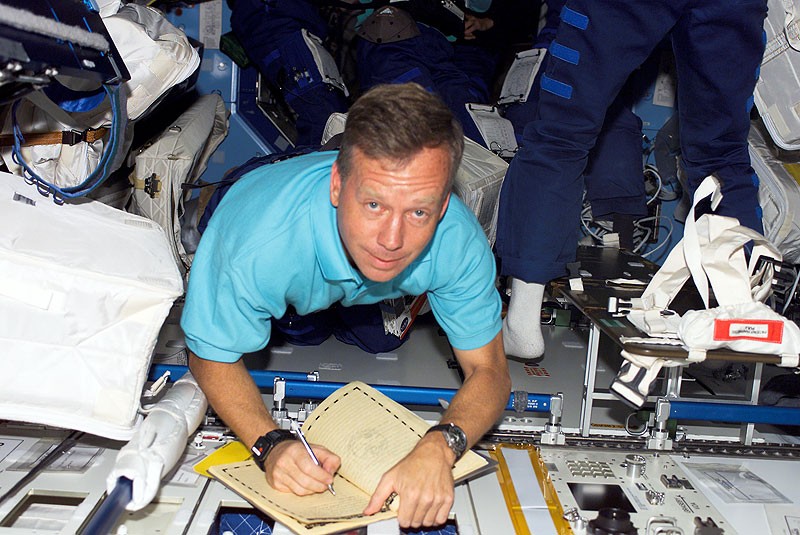 O astronauta Bill Shepheard assina seu nome na Estação Espacial Internacional (ISS) (Foto: Divulgação/NASA)