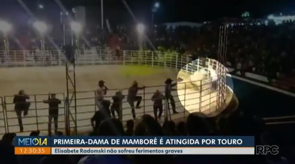 Touro atinge primeira-dama de Mamborê (Foto: Reprodução/RPC)