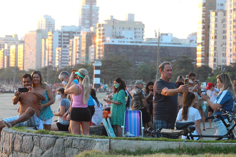 Pessoas foram vistas sem fazer o uso obrigatório de máscaras neste sábado (5) — Foto: Matheus Tagé/Jornal A Tribuna