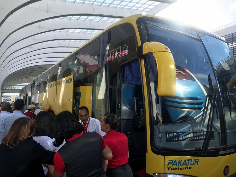 Ônibus foram colocados para passageiros seguirem para Ilhéus  — Foto: Victor Silveira/TV Bahia