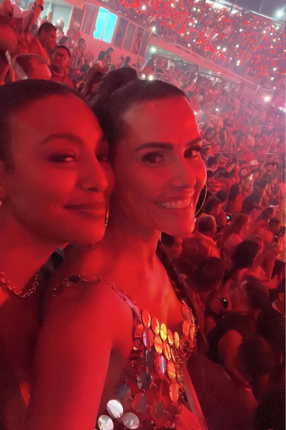 Deborah Secco e Sheron Menezzes no Festival de Parintins &mdash; Foto: Reprodu&ccedil;&atilde;o Instagram