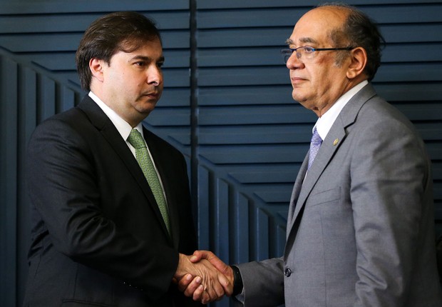 O presidente da Câmara dos Deputados, Rodrigo Maia , cumprimenta o ministro do STF Gilmar Mendes (Foto: Marcelo Camargo/Agência Brasil)