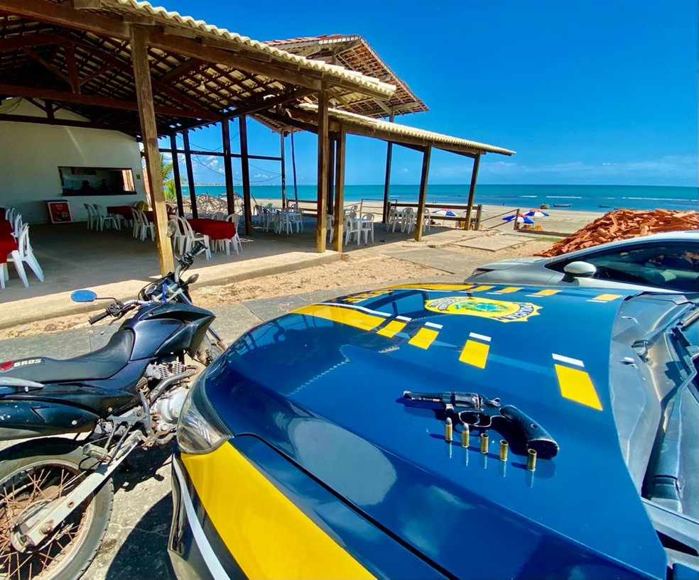 Suspeitos de furto são presos quando bebendo cerveja na praia logo depois do crime, no litoral do Piauí — Foto: Polícia Rodoviária Federal