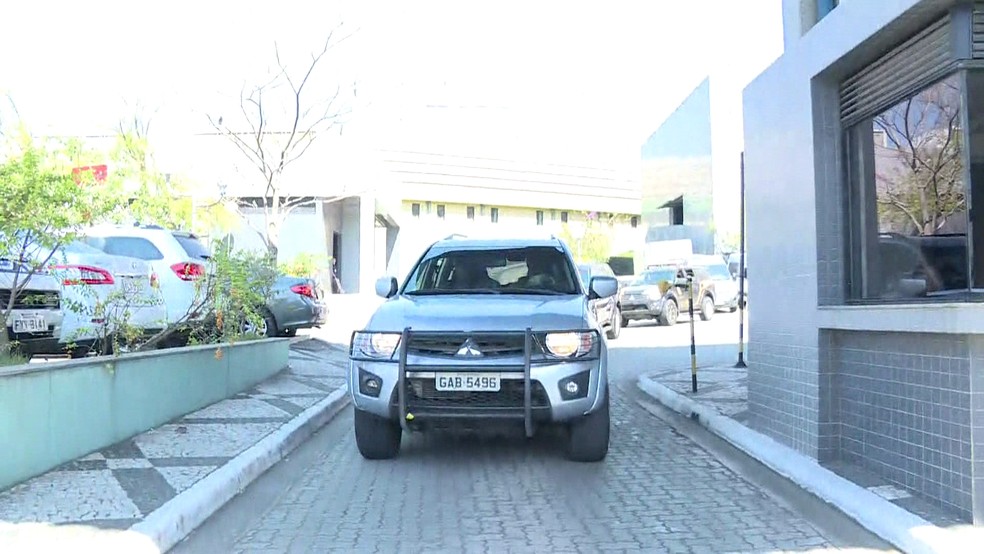 Carro com Joesley Batista deixou sede da PF em SP na manhã desta segunda (Foto: Amós Alexandre/GloboNews)
