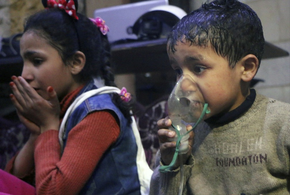 CrianÃ§as sÃ£o atendidas apÃ³s suposto ataque quÃ­mico na SÃ­ria  (Foto: Syrian Civil Defense White Helmets/AP)