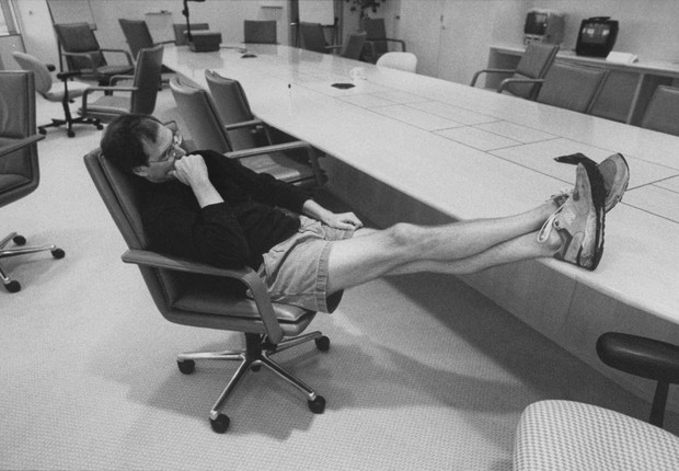 Jobs na sede da Apple, em Cupertino, com as roupas com que costuma receber até os clientes importantes: aos 52 anos, o bilionário da tecnologia continua ligado aos valores da contracultura americana dos anos 60. Cultiva Bob Dylan, desprendimento pessoal e (Foto: Diana Walker)
