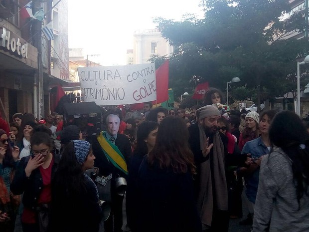 Manifestantes caminharam por ruas do Centro da capital (Foto: Cristiano Bittencourt/RBS TV)