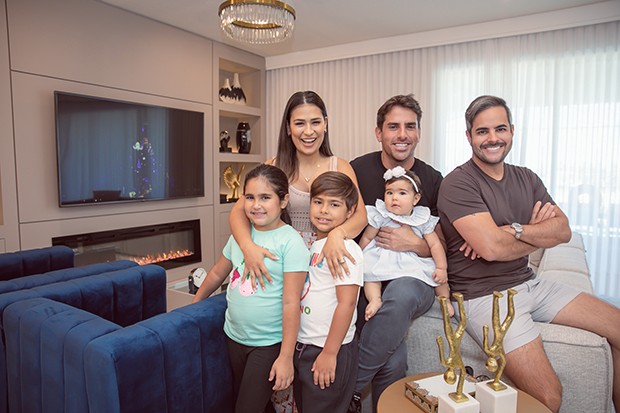 Simone, o marido Kaká Diniz, e os filhos Henry e Zaya ao lado de Rodrigo Branco (Foto: Nicolle Amboni)