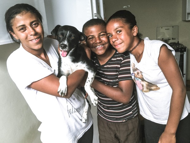 Maria Aparecida, Alan, Emili e sua cadela de estimação (Foto: Thayná Cunha/ G1)